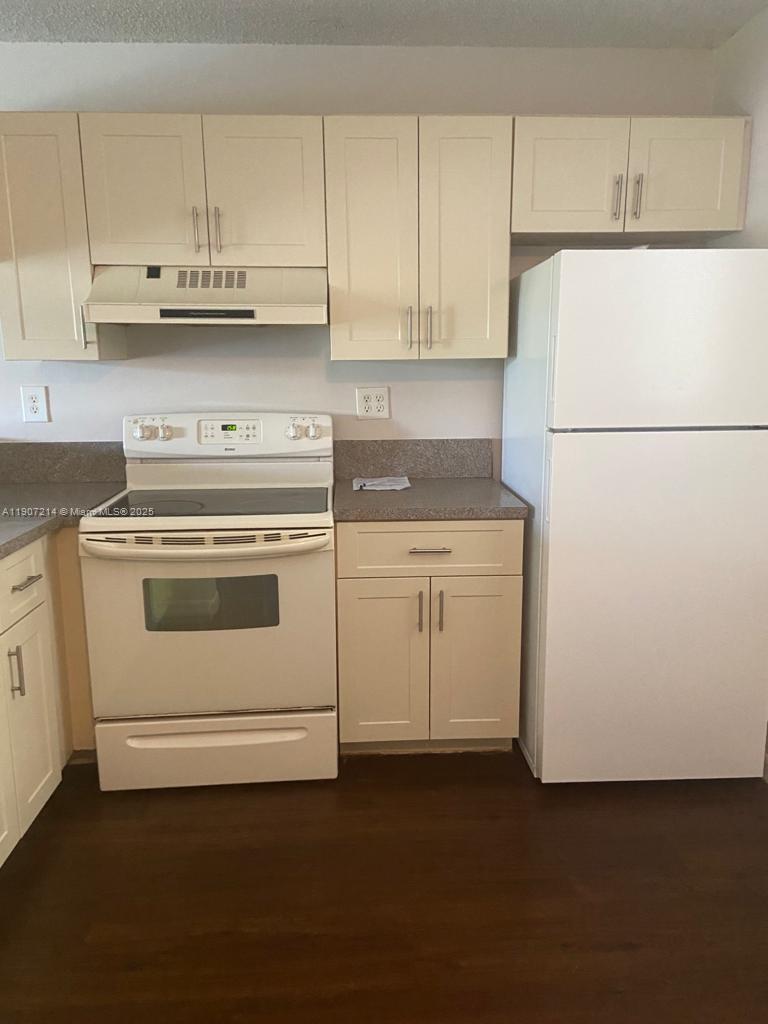 VILLAS DE VENEZIA - Residential Lease