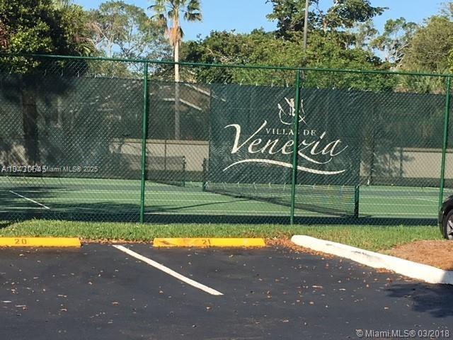 VILLAS DE VENEZIA - Residential Lease