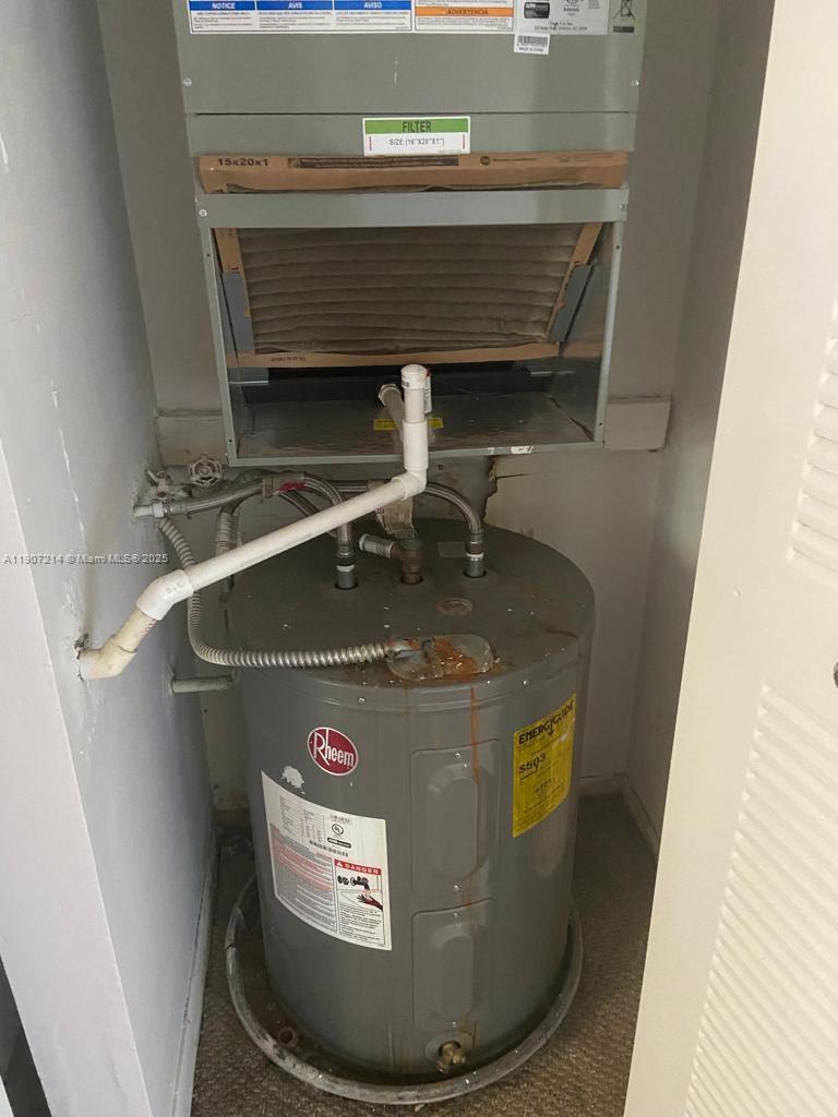 VILLAS DE VENEZIA - Residential Lease