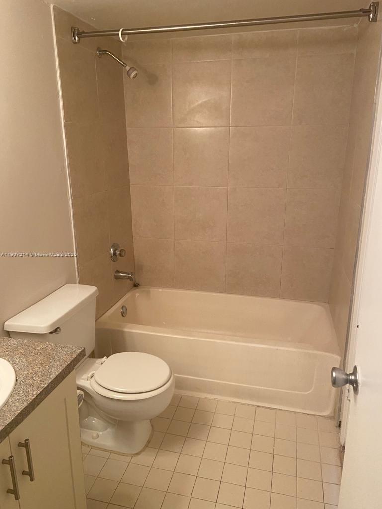 VILLAS DE VENEZIA - Residential Lease