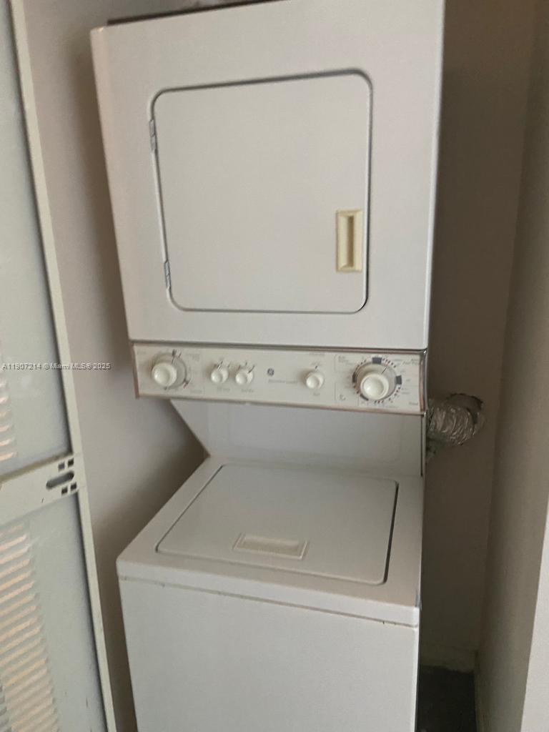 VILLAS DE VENEZIA - Residential Lease