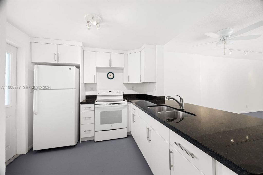 Photo of 619 NE 14th Ave #304, Hallandale Beach, FL 33009 (MLS # A11908837)