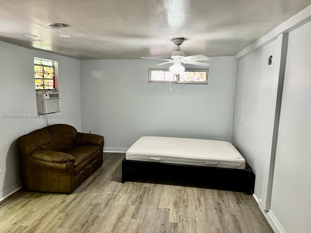 Studio FRESHLY painted.1 full bathrooms in Davie new flooring. Close to Nova University, Broward college & schools, main roads, shopping, Washer and Dryer inside in the promises
1st Mo., and 2 Month Security Deposit Tenant Pays ALL Utilities
background check fee (per adult). Application,