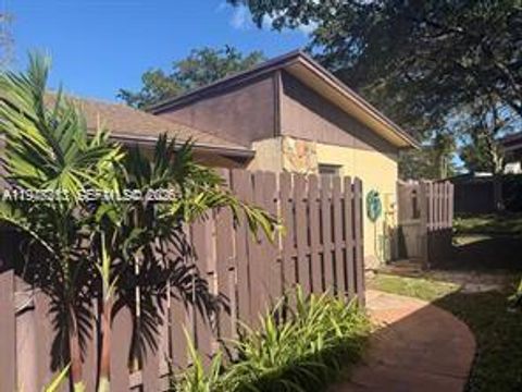 412 Briarwood Cir 2-23 Hollywood FL 33024