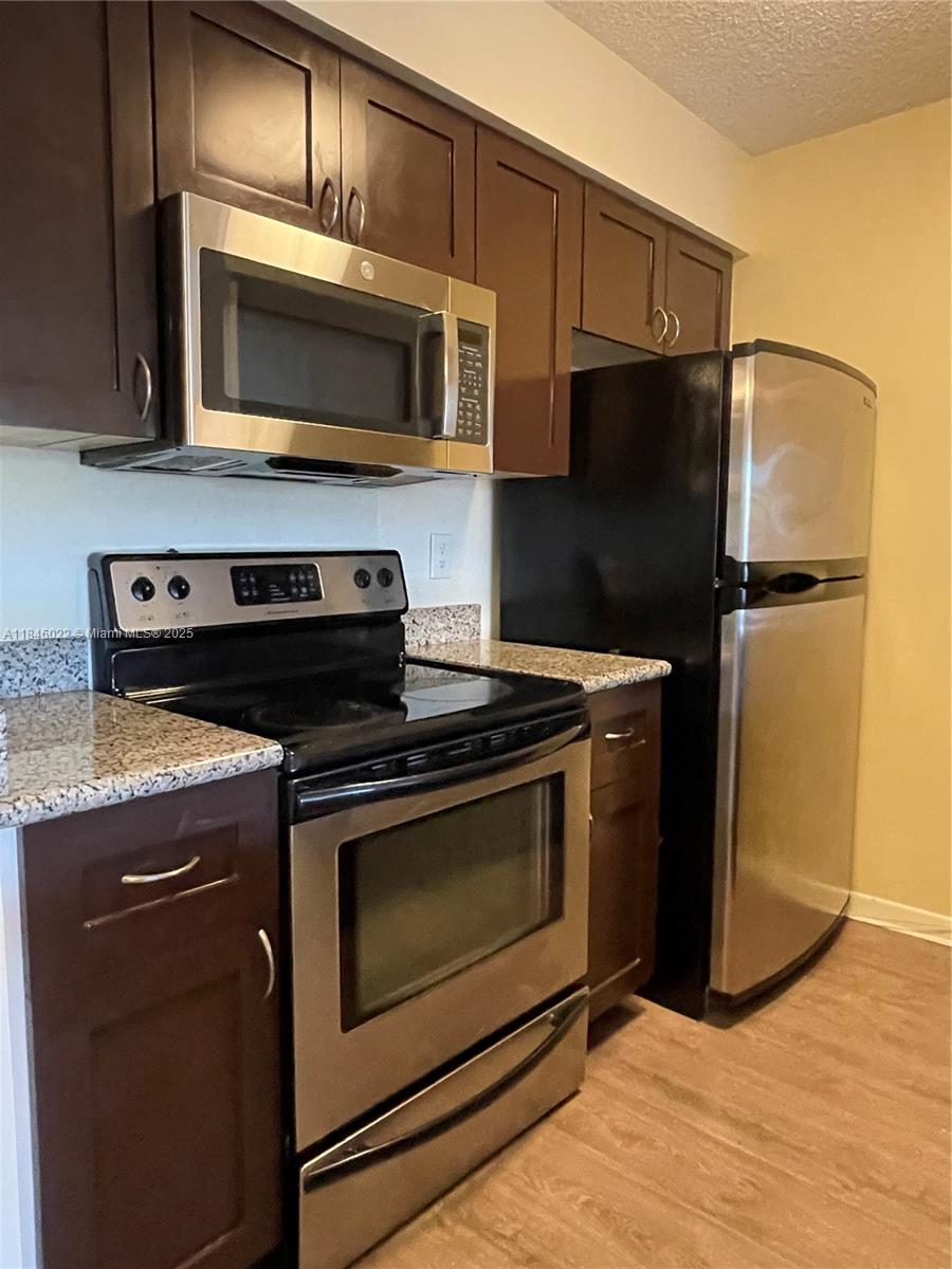 LOVELY AND MOVE IN READY 2BED 2 FULL BATH CONDO IN HEART OF PEMBROKE PINES.
Enjoy living in a unit that has laminate floors, fresh paint, stainless steel appliances, washer dryer in unit, screened porch, storage area, private entrance, corner unit, rent inlcudes internet
EASY TO SHOW ON SUPRA