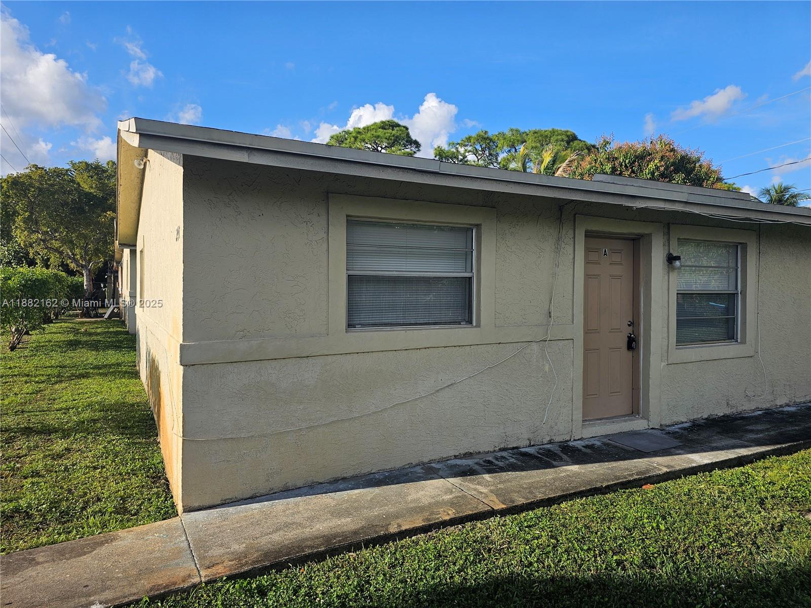 Welcome! This charming rental features a spacious living area, a modern kitchen and two bright bedrooms offering
comfort and privacy. Fully equipped kitchen and centrally located just off near i95, minutes from Beaches and lots
of nightlife. 2 parking spaces. Fast approval, available for immediate occupancy. No pets.