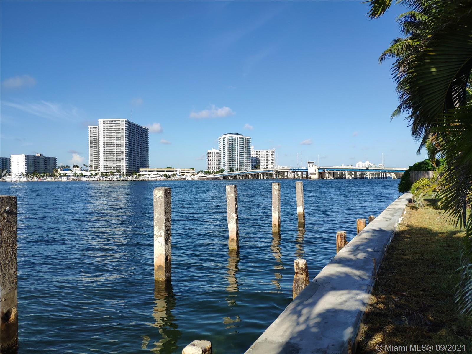 Large waterfront 2/2 over 1500 sq’ unit on the 2nd floor in lovely and quite 2 story building.
Very peaceful and serene perfect for person or couple looking for peace and quiet.
Tons of closet space with natural light and white tile flooring throughout.
Large garden with BBQ area. Onsite laundry room with washers and driers, 1 space included plus street parking space available. 1st and 2 months security deposits required.