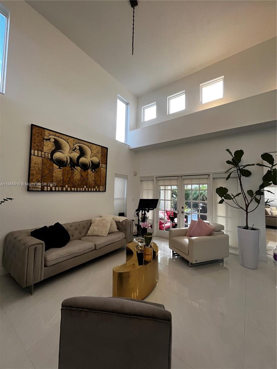 HOLLYWOOD LAKES COUNTRY C - Residential