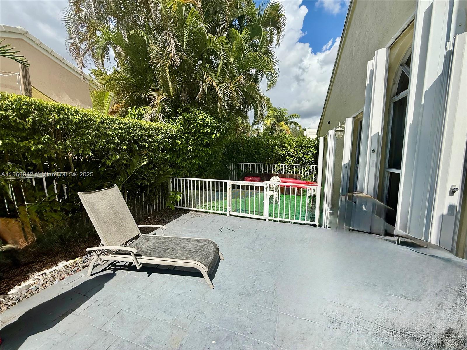 HOLLYWOOD LAKES COUNTRY C - Residential