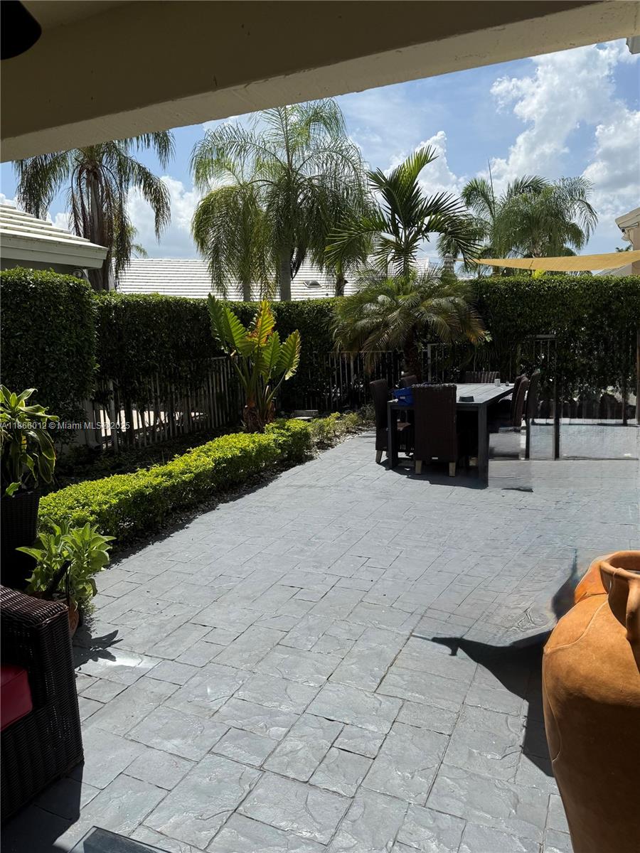 HOLLYWOOD LAKES COUNTRY C - Residential