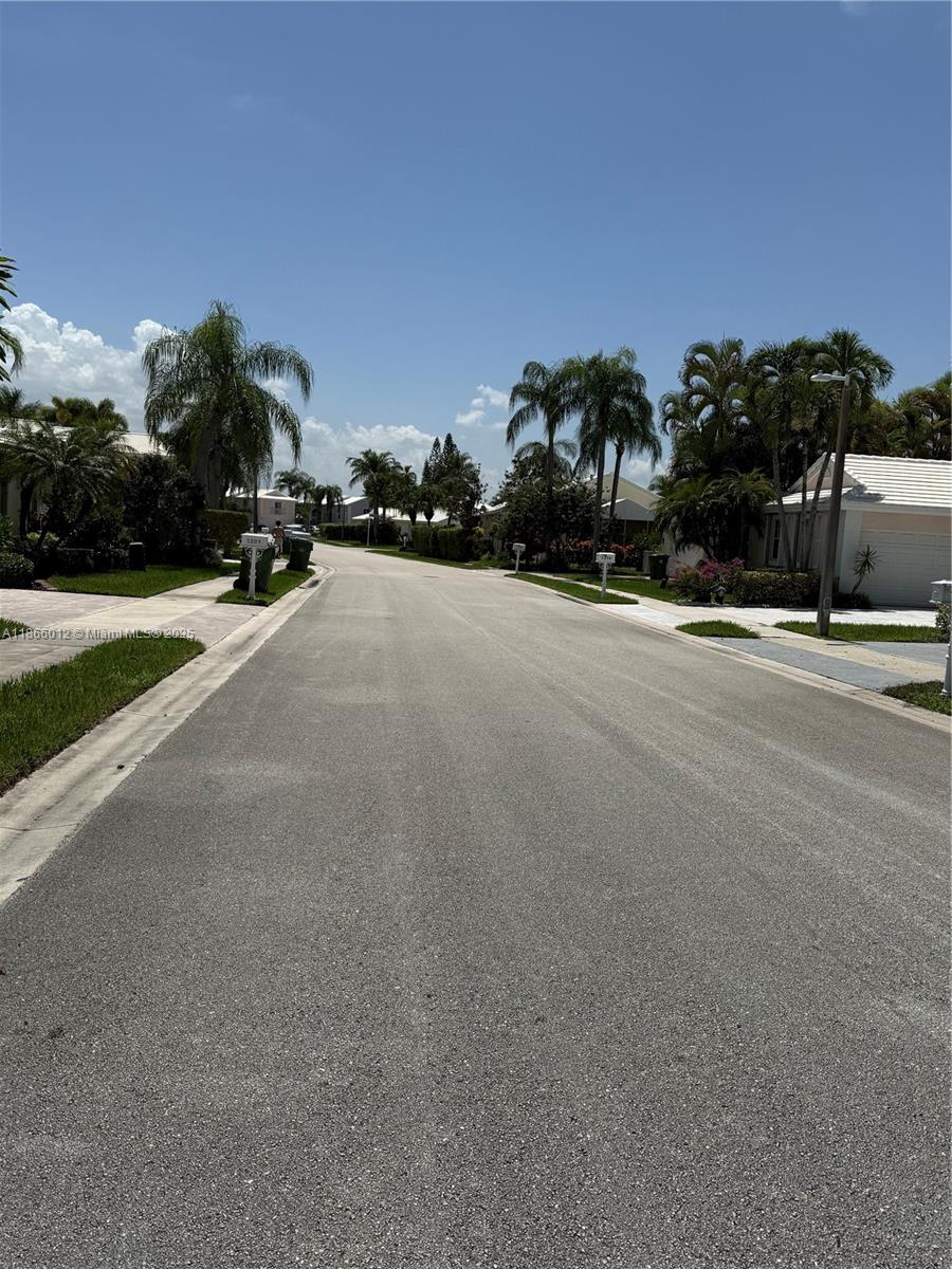 HOLLYWOOD LAKES COUNTRY C - Residential