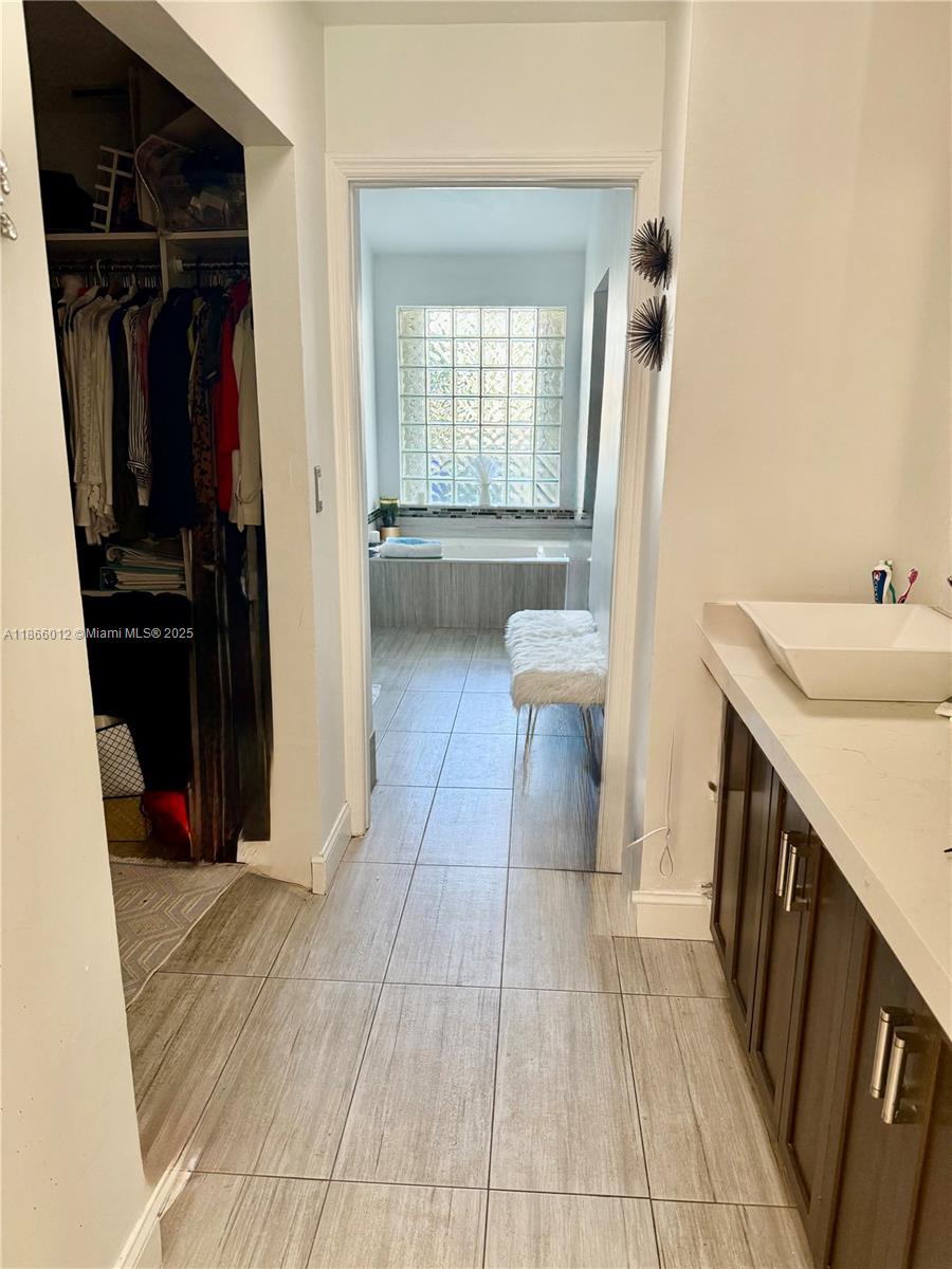 HOLLYWOOD LAKES COUNTRY C - Residential