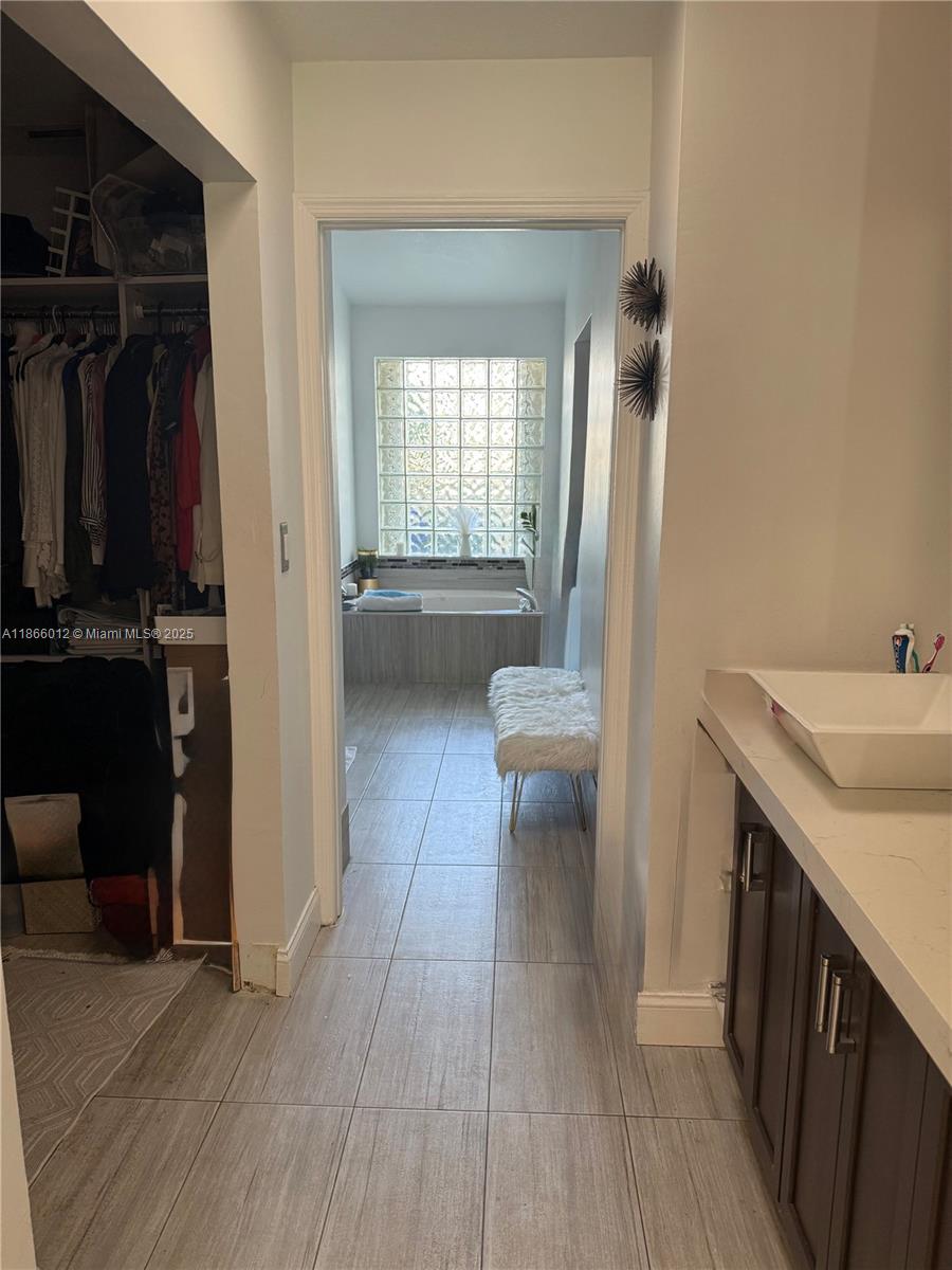 HOLLYWOOD LAKES COUNTRY C - Residential