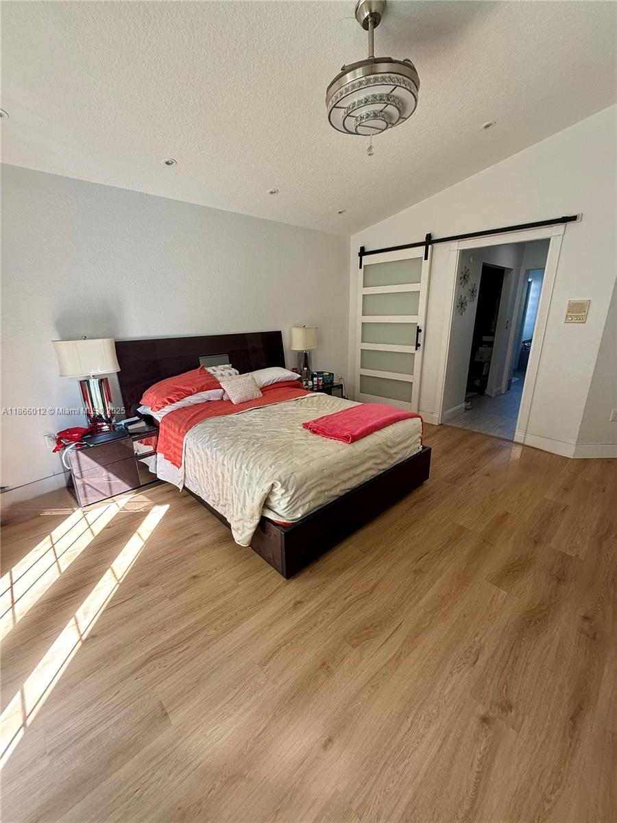 HOLLYWOOD LAKES COUNTRY C - Residential