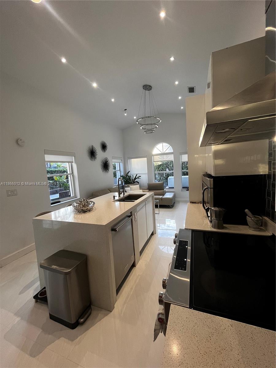 HOLLYWOOD LAKES COUNTRY C - Residential