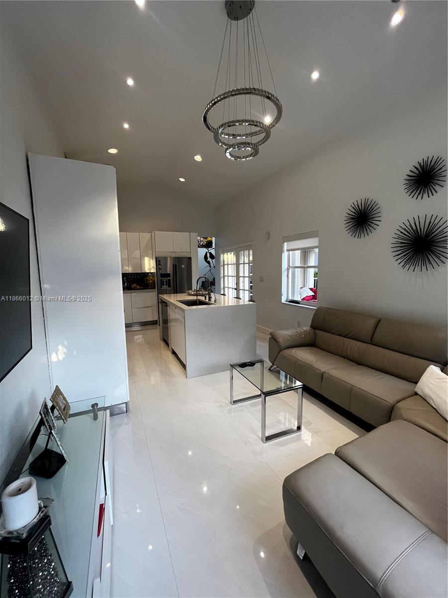 HOLLYWOOD LAKES COUNTRY C - Residential