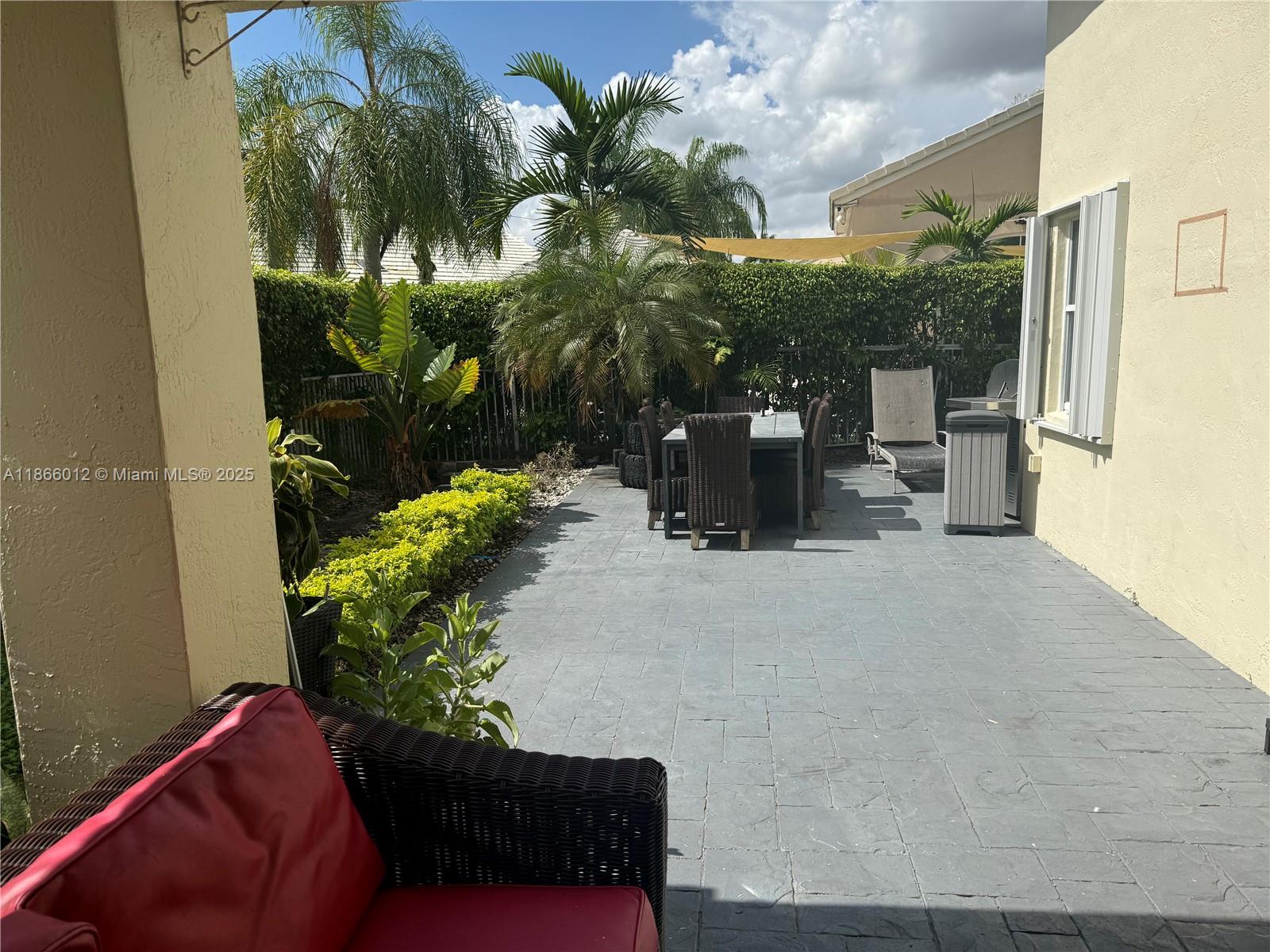 HOLLYWOOD LAKES COUNTRY C - Residential