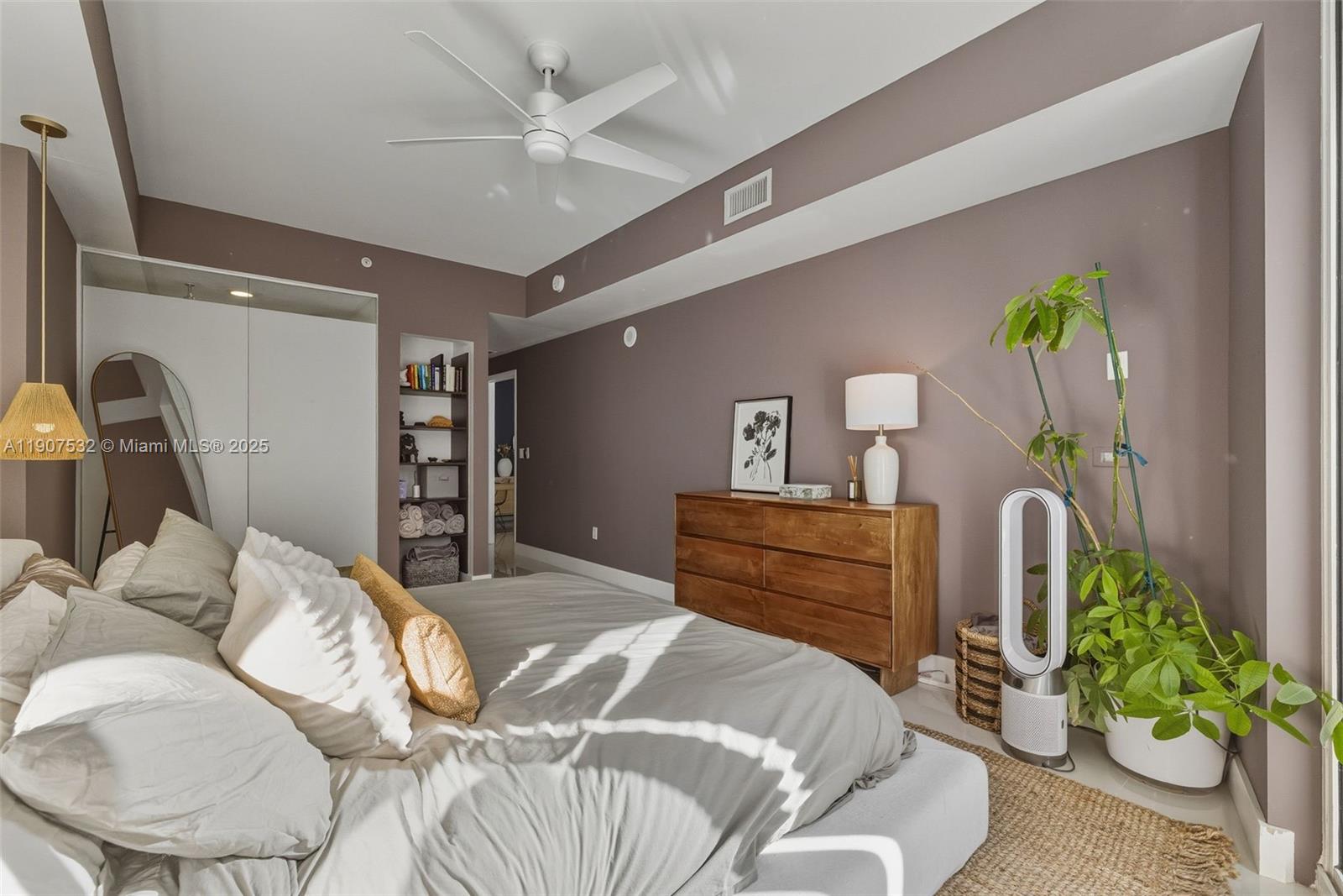 PARAMOUNT BAY CONDO - Residential