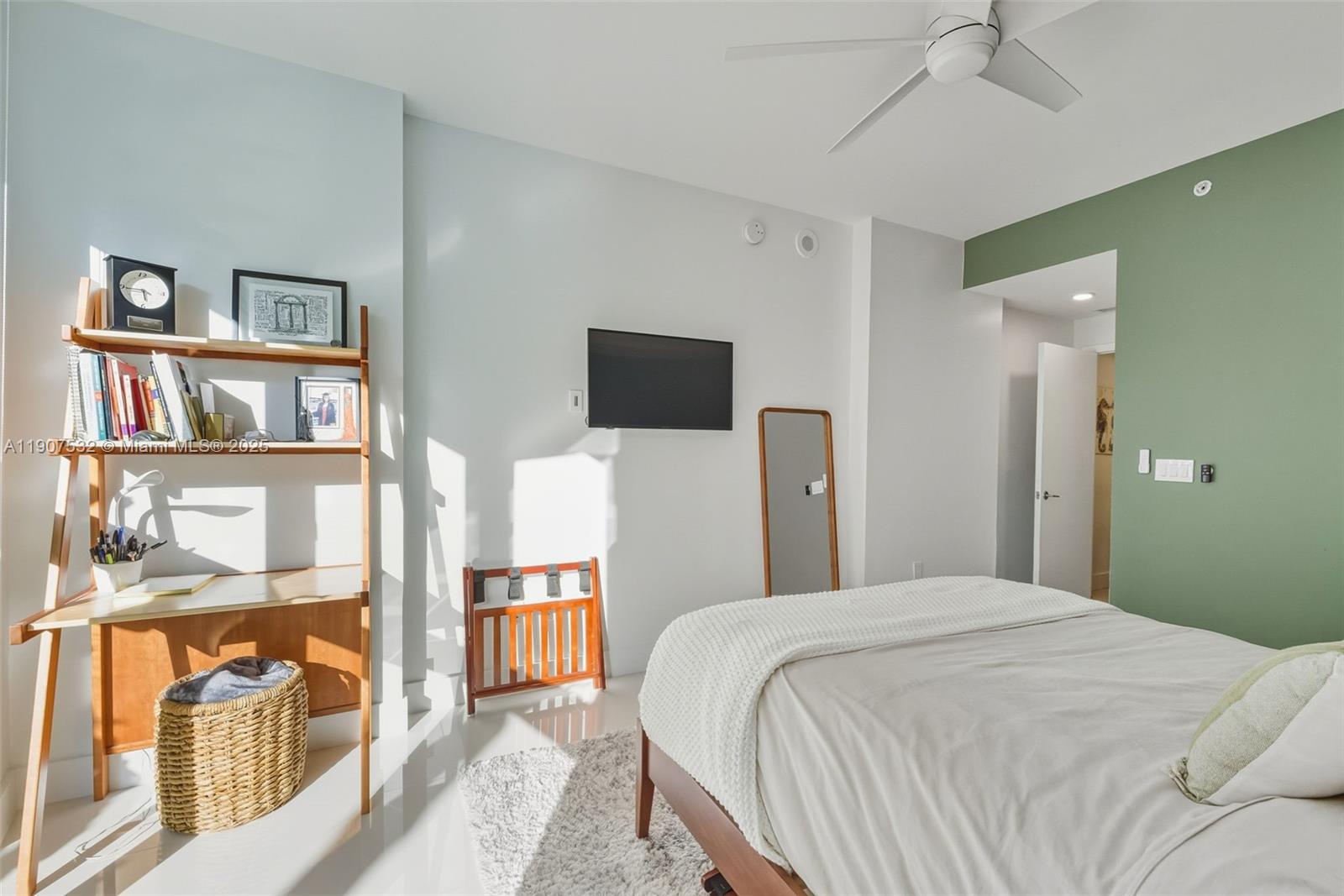 PARAMOUNT BAY CONDO - Residential