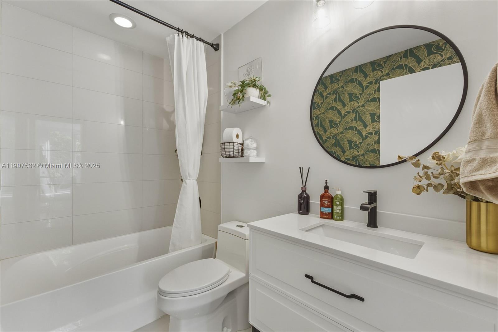 PARAMOUNT BAY CONDO - Residential