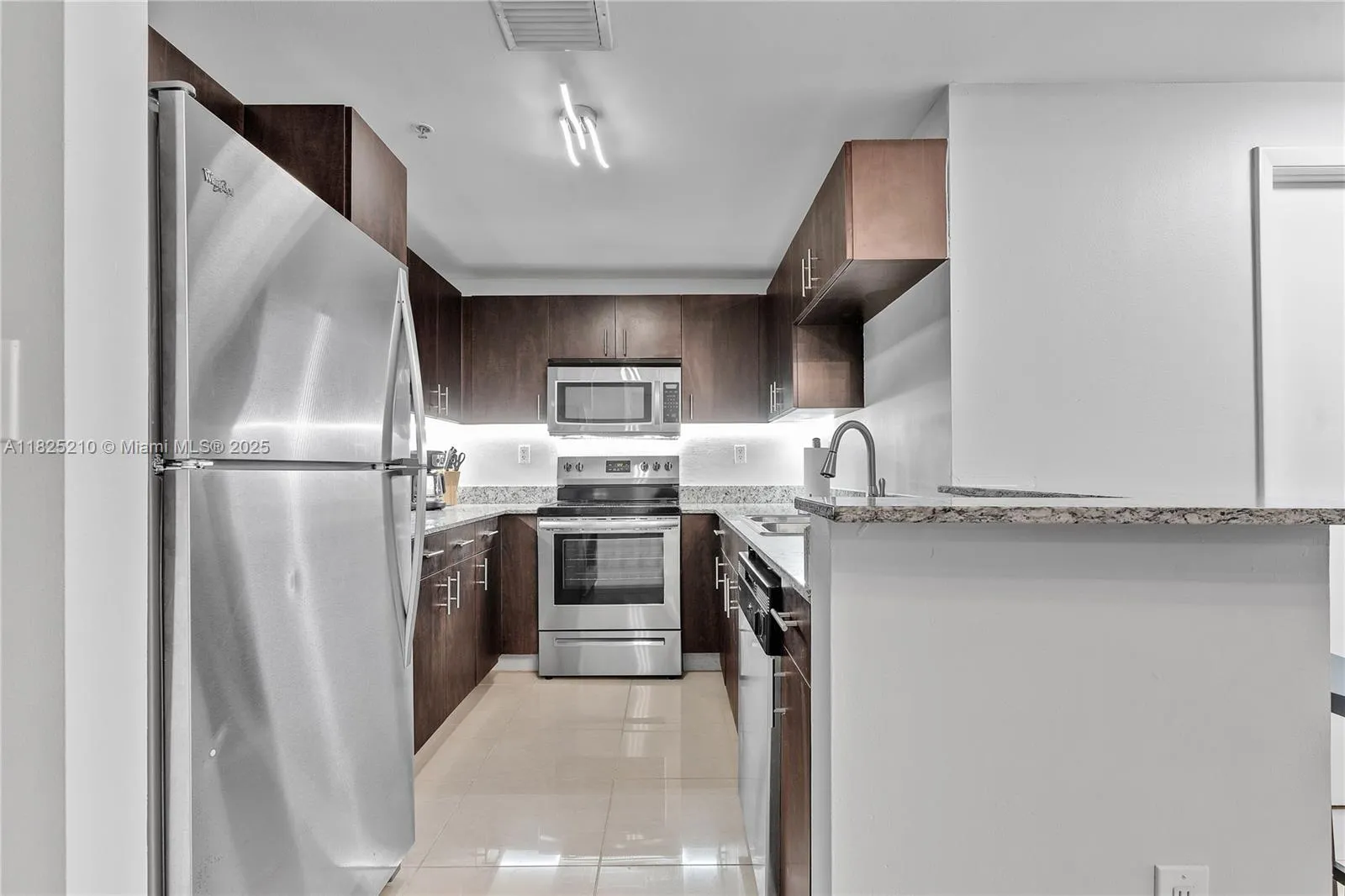 Miami, Florida 33131, United States, 2 Bedrooms Bedrooms, ,2 BathroomsBathrooms,Residential,Active,155102