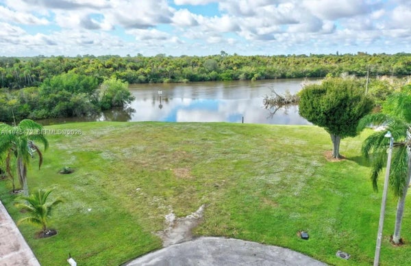 305 SE CAMINO CT, PORT ST LUCIE, FL 34952 - Image 3ee58f6bbcd3976a5d7fd89f70bc807d/489667728