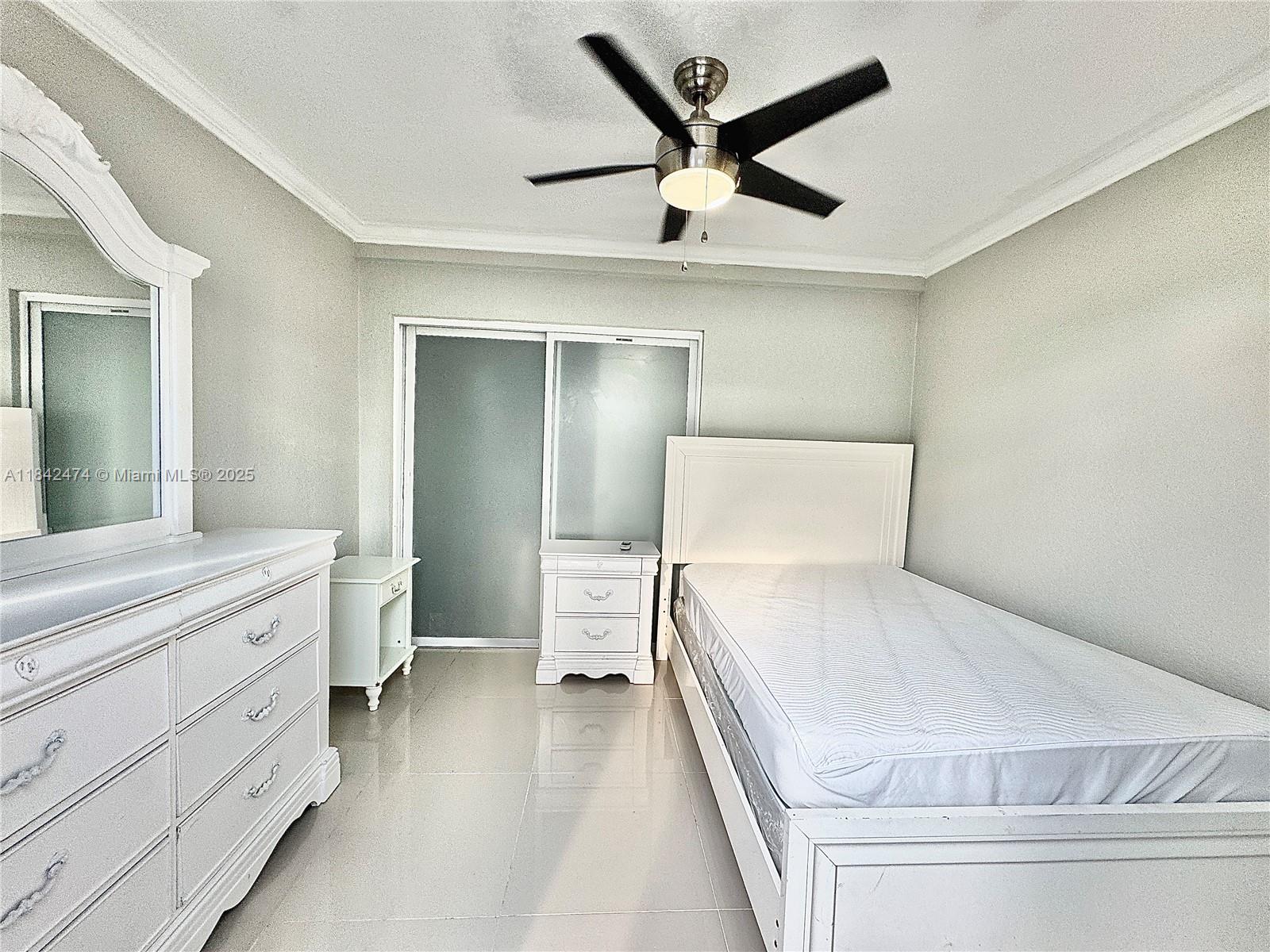 Amazing Opportunity!
Beautifully remodeled furnished studio with kitchenette and updated bathroom — move-in ready! Fast approval and a great landlord.
Located in prime Kendall, close to the Zoo, Kendall Regional Hospital, and Tamiami Airport — perfect for aviation students or anyone seeking comfort and convenience.
Includes laundry on-site and 1 assigned parking space.