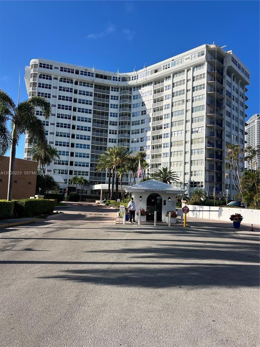 LAKE POINT TOWER CONDOMIN - Residential