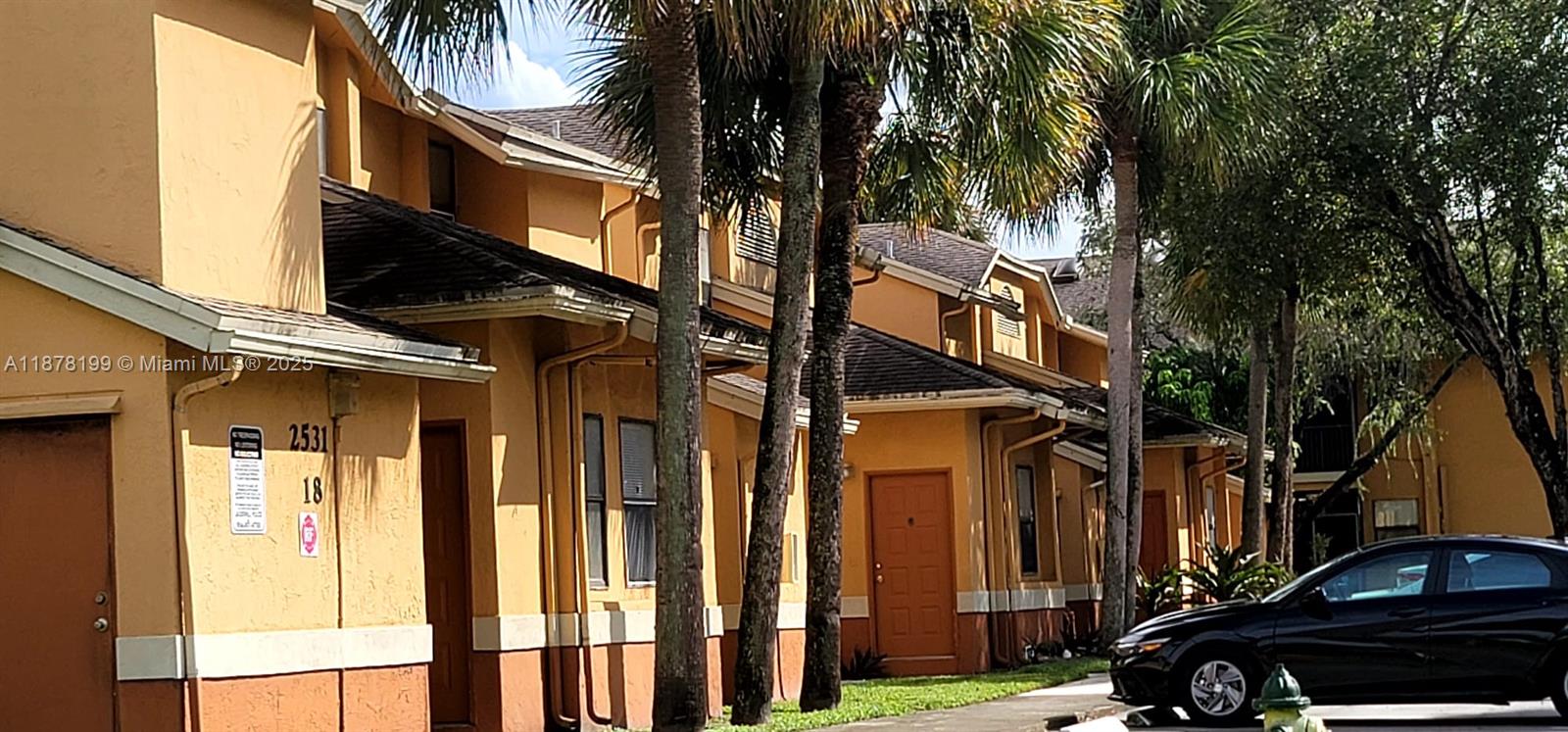 SPECTACULAR UNIT 1 BEDROOM 1 BATHROOM, WITH A GORGEOUS VIEW; UNIT REMODELED, MARBLE COUNTER TOPS, WASHER AND DRYER INSIDE UNIT, TILE AND LAMINATED FLOORING, SPACIOUS BEDROOM, NICE BATHROOMS; GREAT LOCATION CLOSE TO FLORIDA TURNPIKE AND SHOPPING CENTERS. EASY TO SHOW ON LOCKBOX.