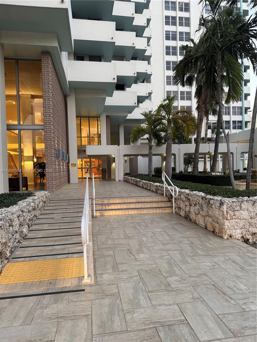 2899 Collins Ave 936