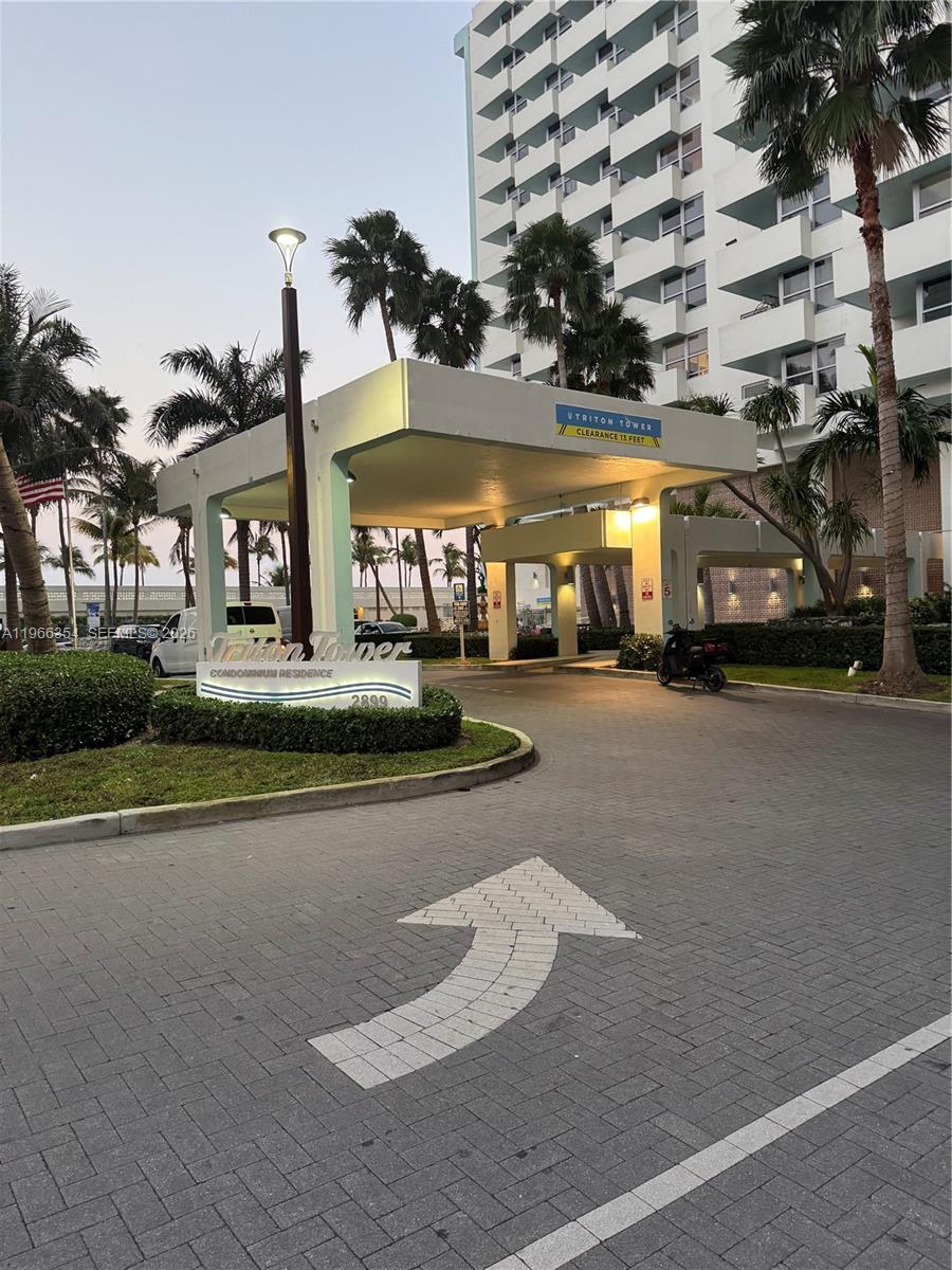 2899 Collins Ave 936