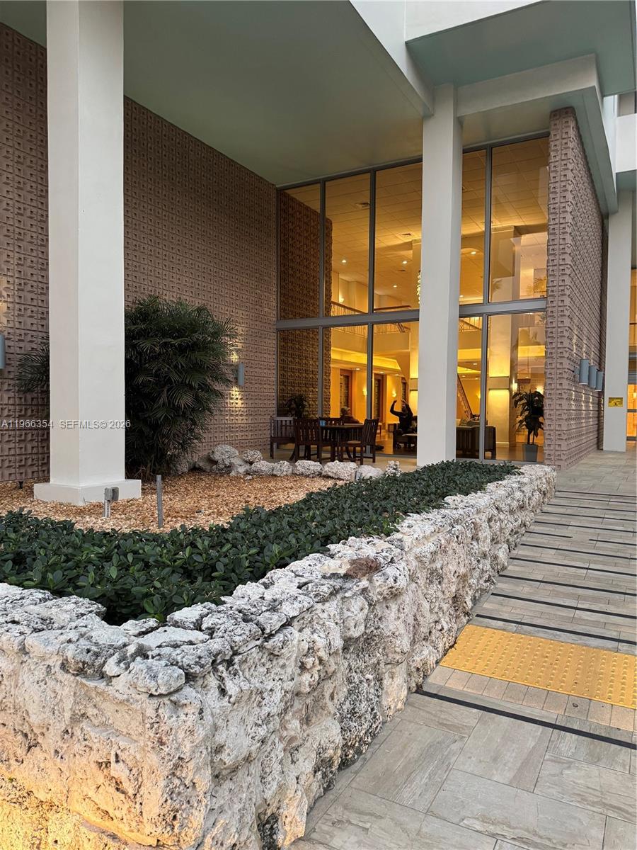 2899 Collins Ave 936