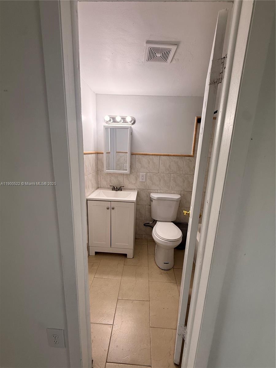 FIVE ARCHES CONDO - Residential Lease