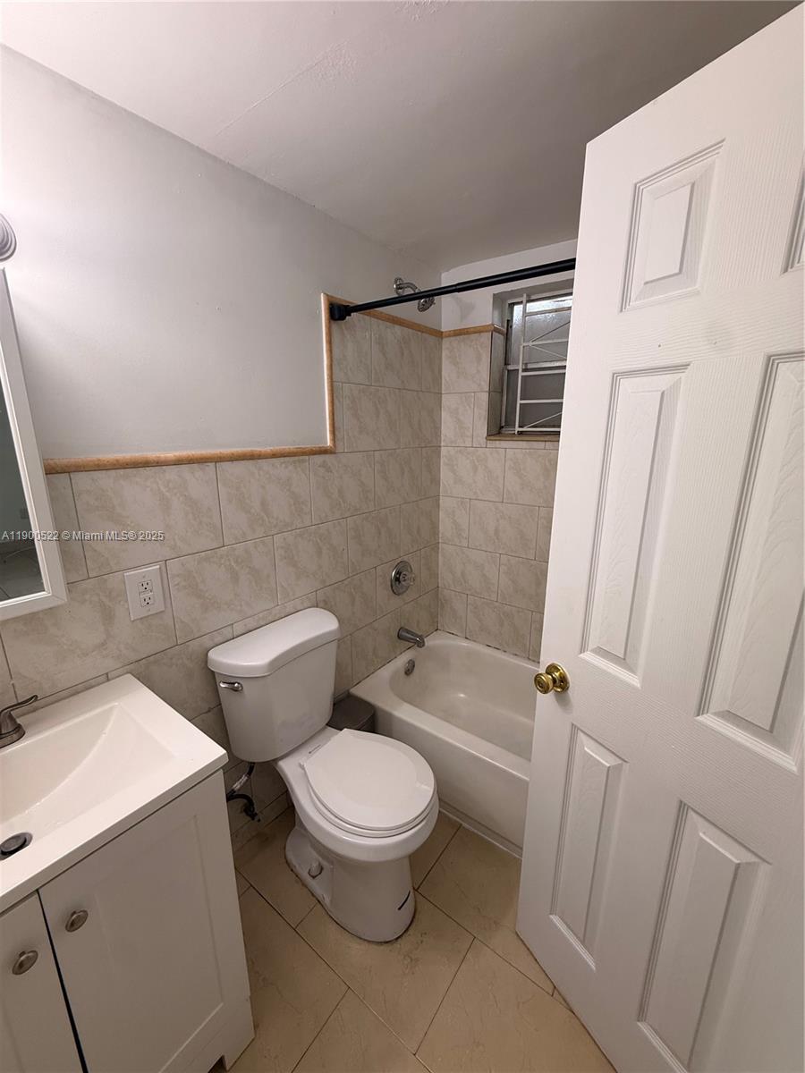 FIVE ARCHES CONDO - Residential Lease