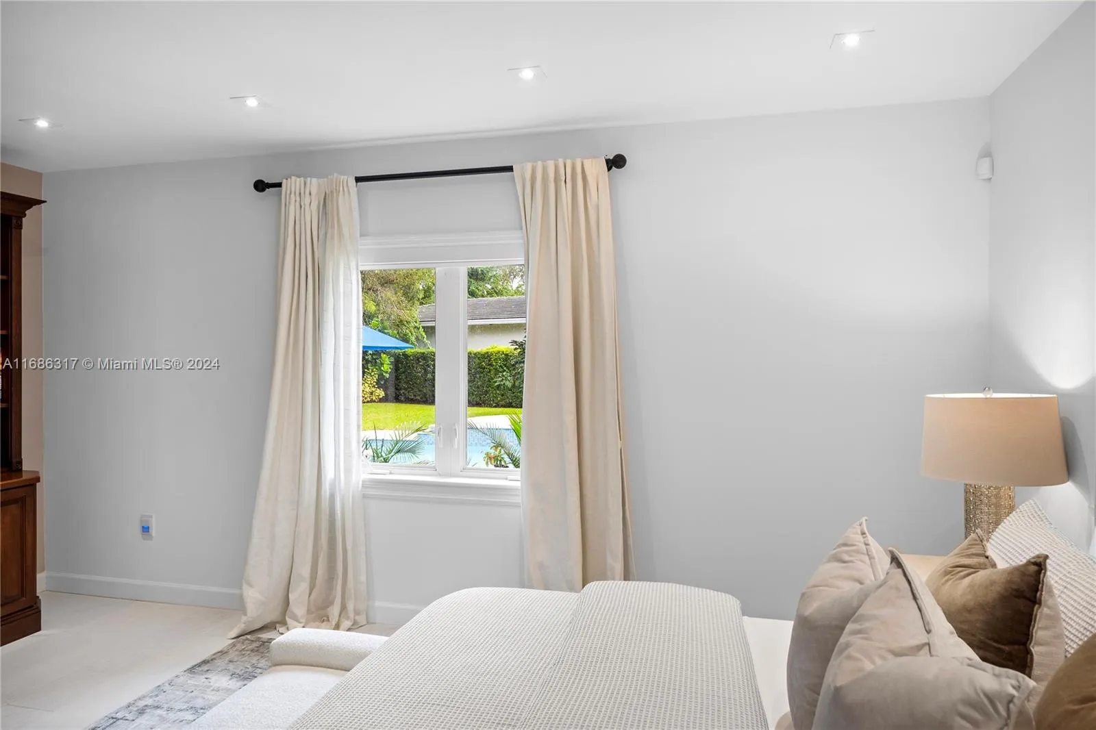 Coral Gables, Florida 33134, United States, 4 Bedrooms Bedrooms, ,5 BathroomsBathrooms,Residential,Pending,35524