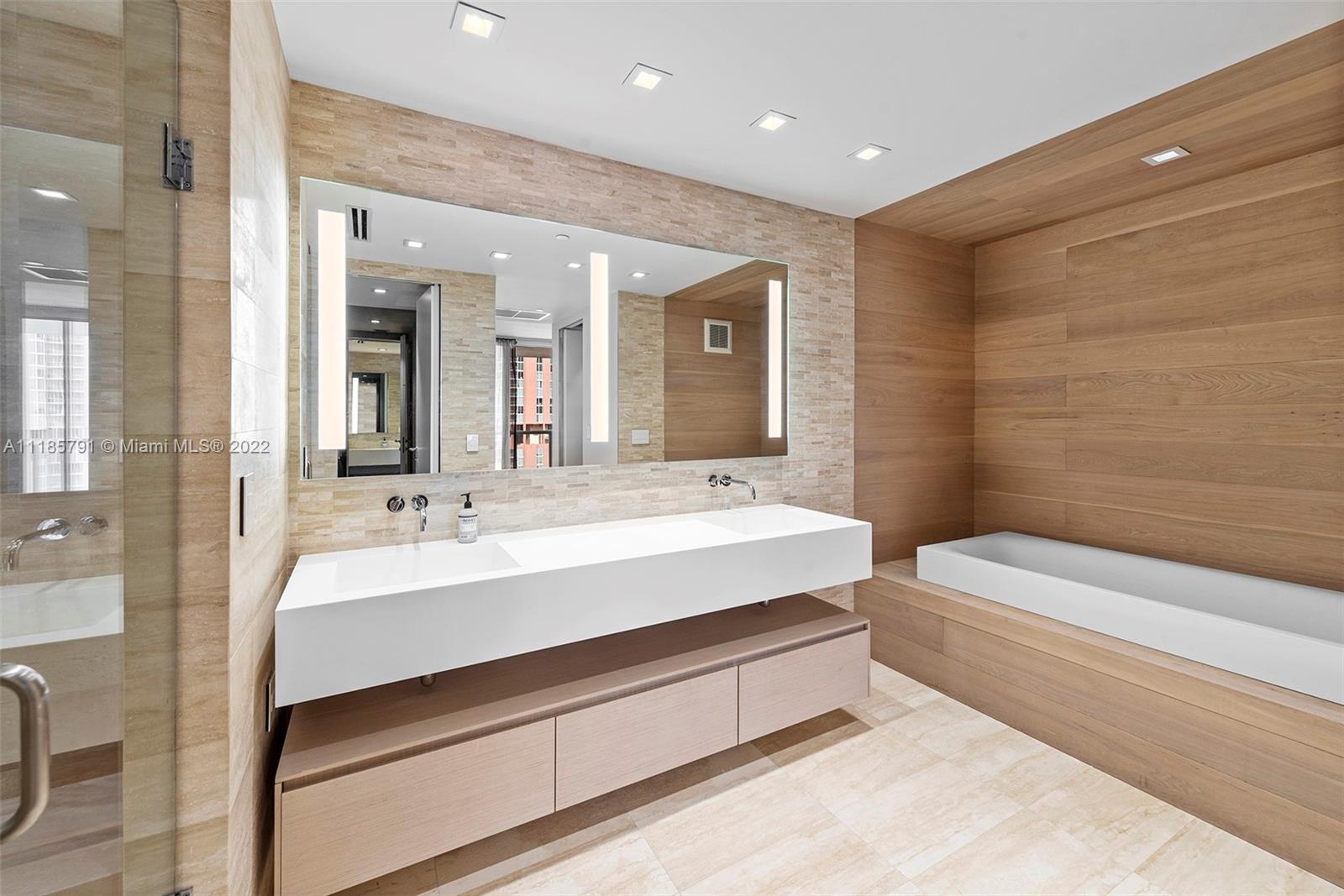 CONTINUUM ON SOUTH BEACH - Residential