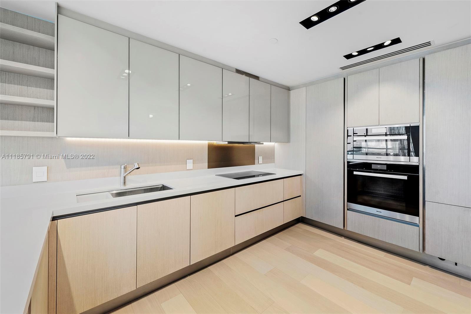 CONTINUUM ON SOUTH BEACH - Residential