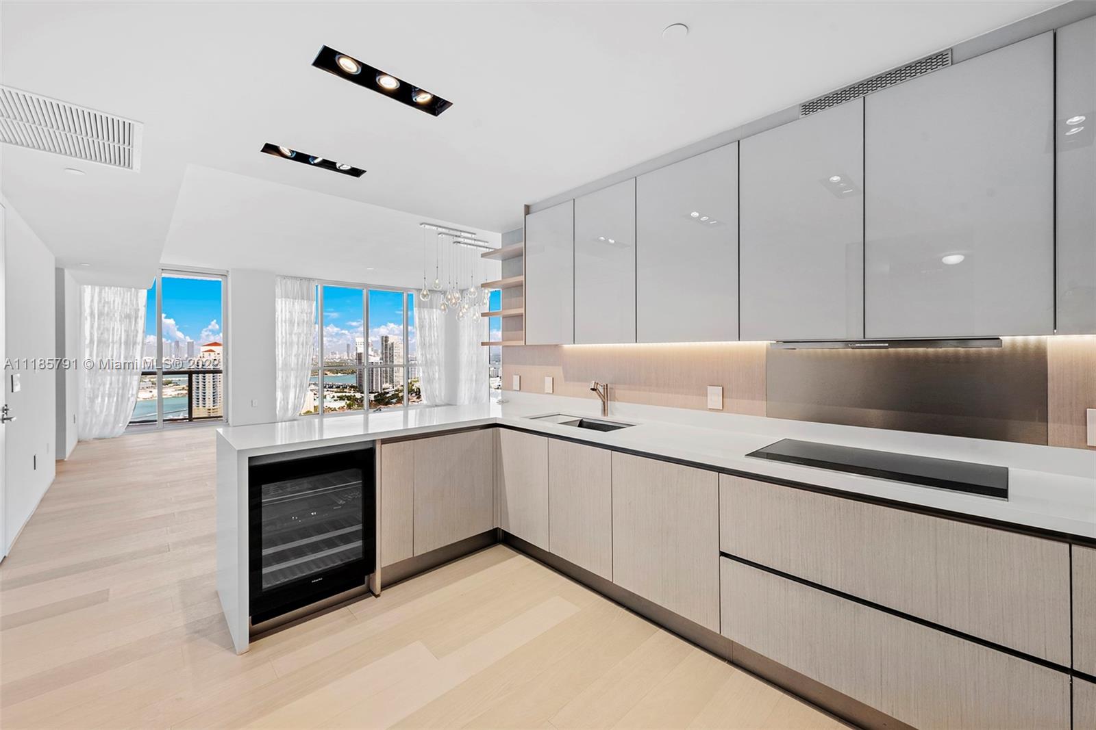 CONTINUUM ON SOUTH BEACH - Residential