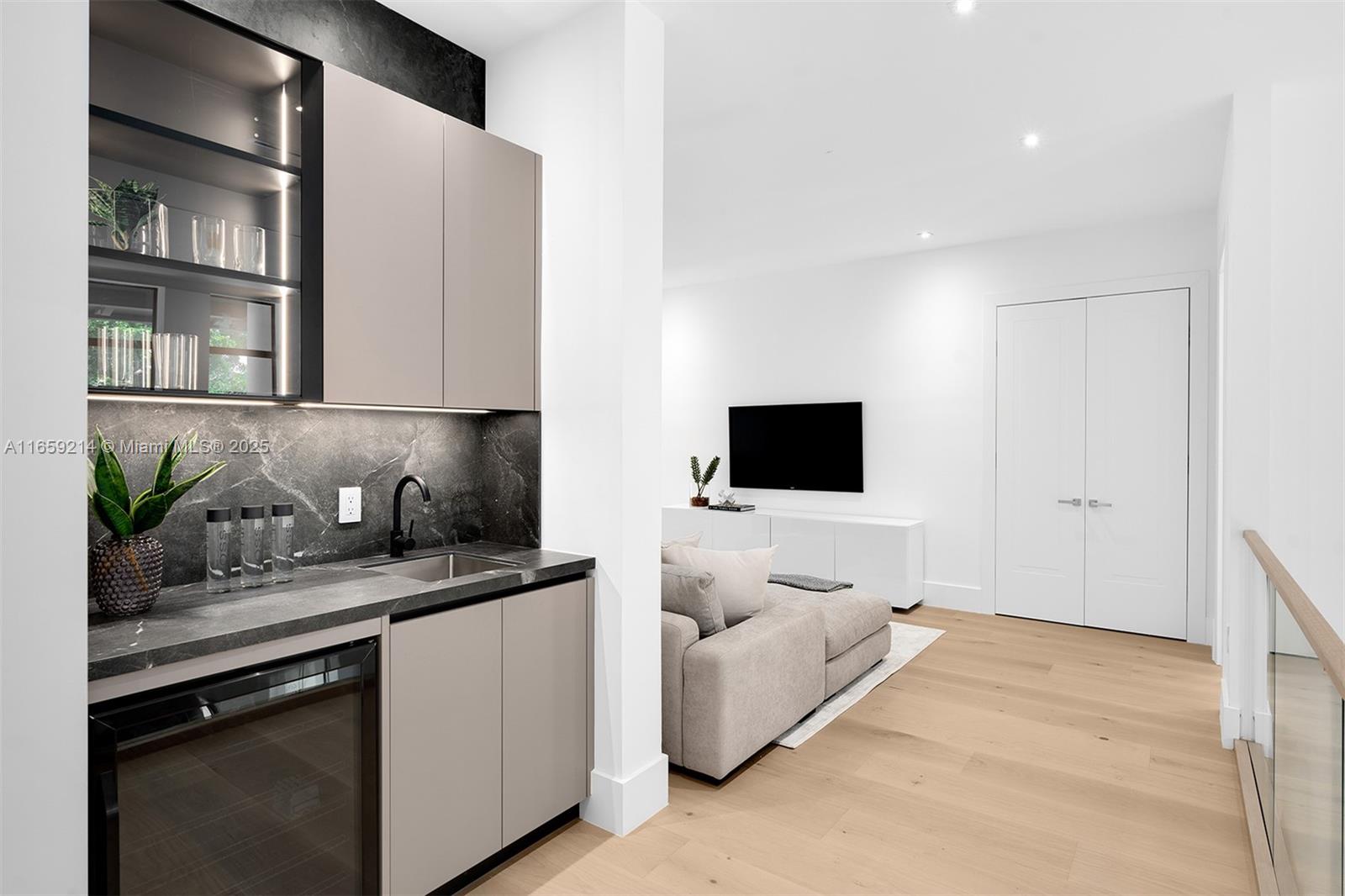 PALM MIAMI AMD - Residential