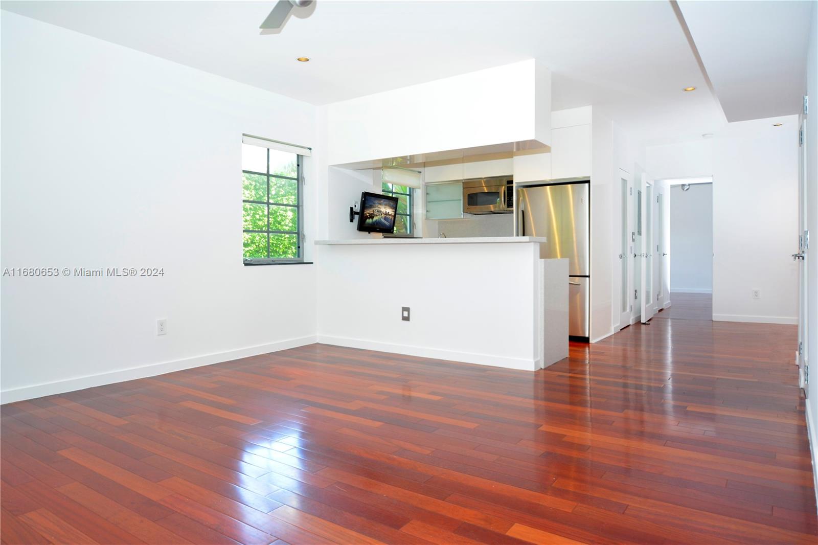 1057 15th St 21, Miami Beach, Miami-Dade County, Florida - 1 Bedrooms  
2 Bathrooms - 