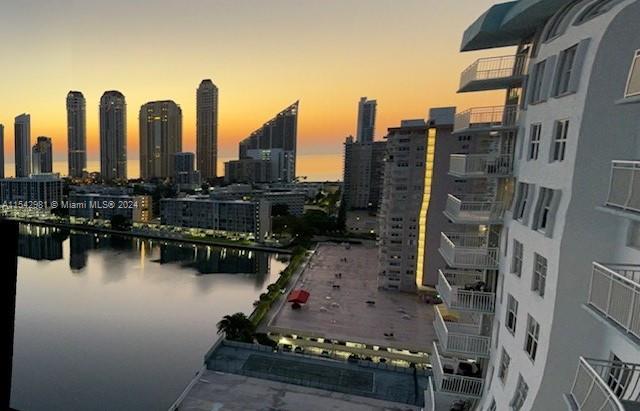 WINSTON TOWERS 500 CONDO - Residential