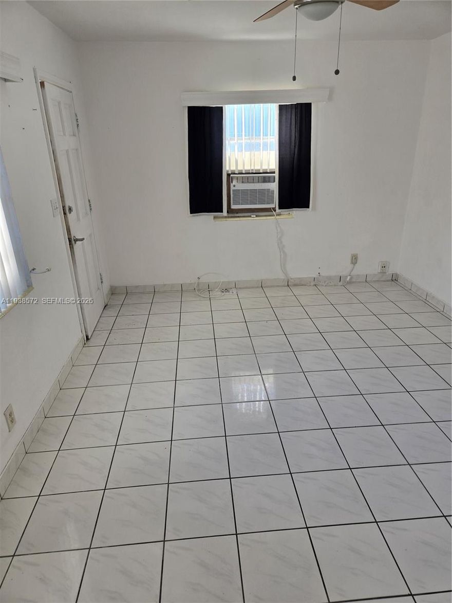 REAL NICE 1/1 EAST OF US-1  - REAL CLEAN - ALL TILE  - CEILING FANS - BACKYARD - PRIVATE PARKING  ! GREAT DEAL ! CLOSE TO BEACH,DOWNTOWN HOLLYWOOD and 95 - FIRST AND SECURITY  ! MUST SEE ! READ BROKERS REMARKS