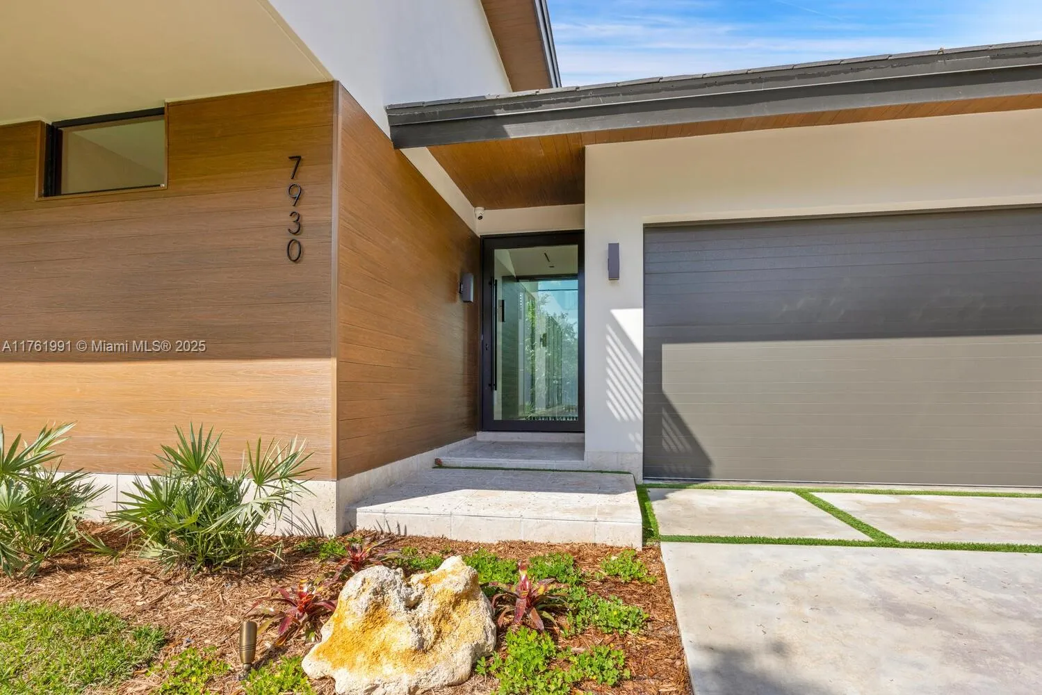 South Miami, Florida 33143, United States, 6 Bedrooms Bedrooms, ,6 BathroomsBathrooms,Residential,Pending,88420