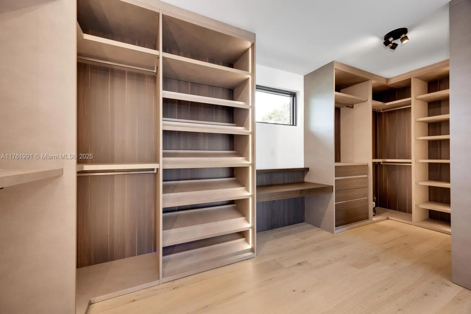 South Miami, Florida 33143, United States, 6 Bedrooms Bedrooms, ,6 BathroomsBathrooms,Residential,Pending,88420