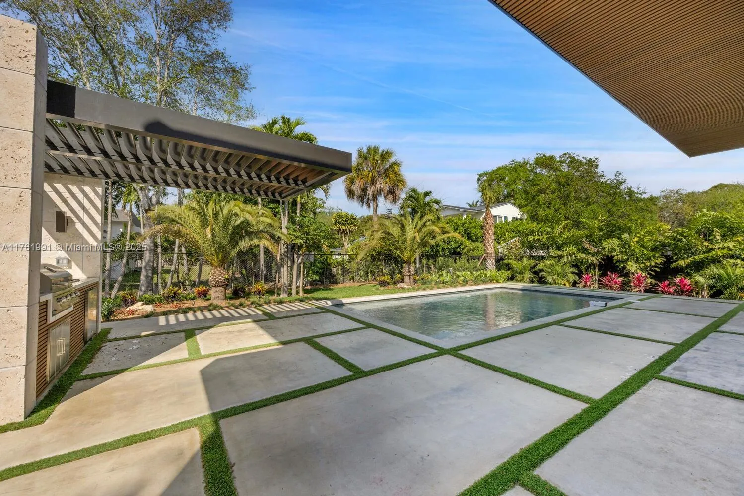 South Miami, Florida 33143, United States, 6 Bedrooms Bedrooms, ,6 BathroomsBathrooms,Residential,Pending,88420