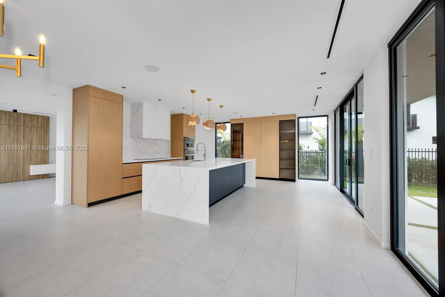 South Miami, Florida 33143, United States, 6 Bedrooms Bedrooms, ,6 BathroomsBathrooms,Residential,Pending,88420