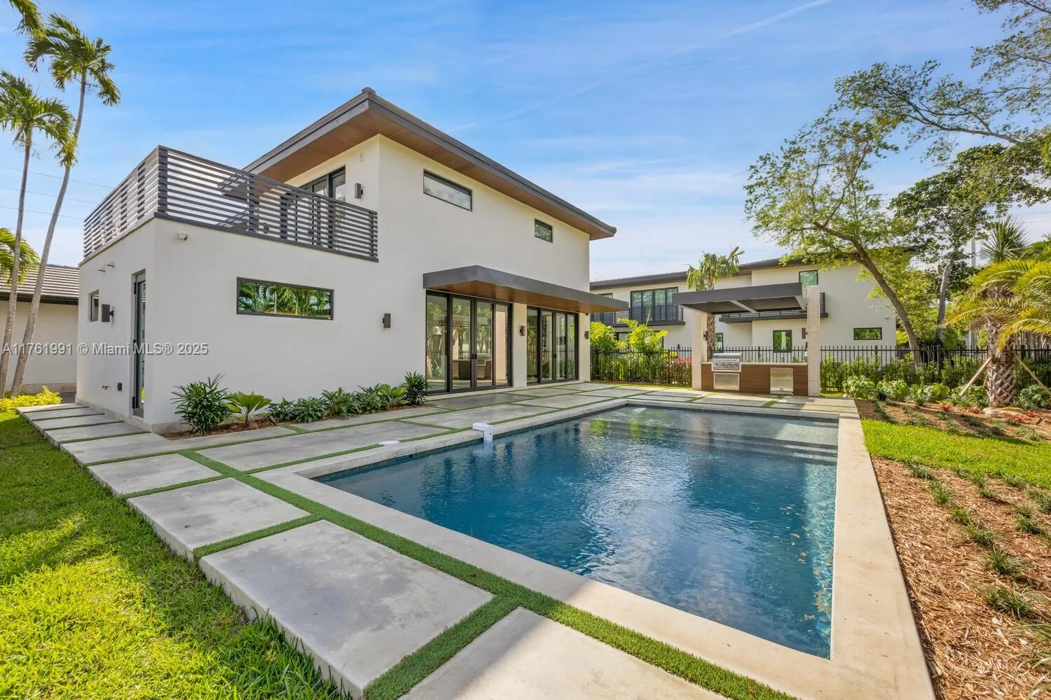 South Miami, Florida 33143, United States, 6 Bedrooms Bedrooms, ,6 BathroomsBathrooms,Residential,Pending,88420