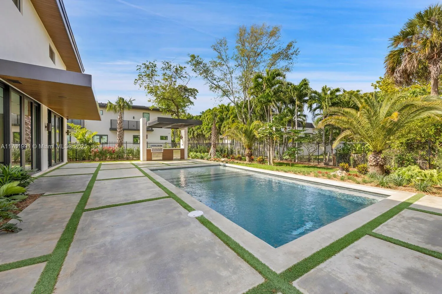 South Miami, Florida 33143, United States, 6 Bedrooms Bedrooms, ,6 BathroomsBathrooms,Residential,Pending,88420