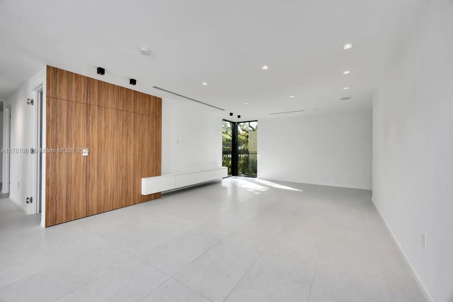 South Miami, Florida 33143, United States, 6 Bedrooms Bedrooms, ,6 BathroomsBathrooms,Residential,Pending,88420