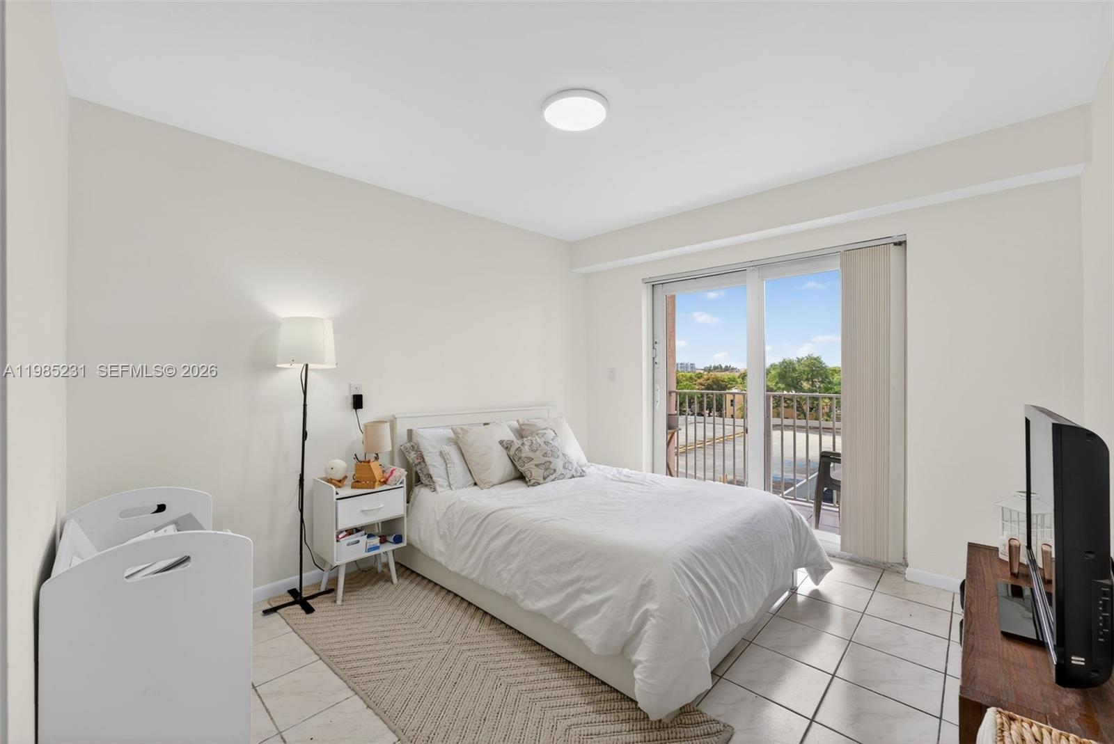 PRESIDENTIAL CORNERS COND - Residential Lease